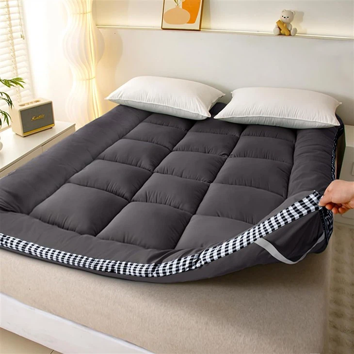 Чорний матрац розміром з королевою